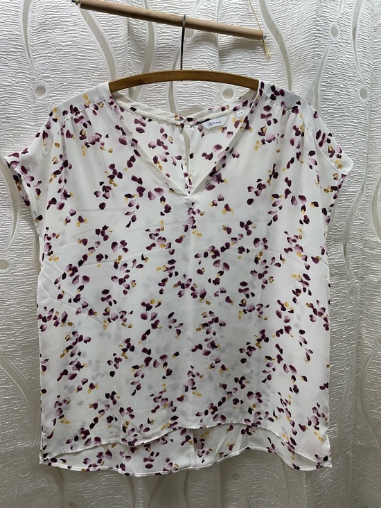 Reitmans Tops - Reitmans Blouse Women Medium White Purple Petal Print V-Neck Cap Sleeve